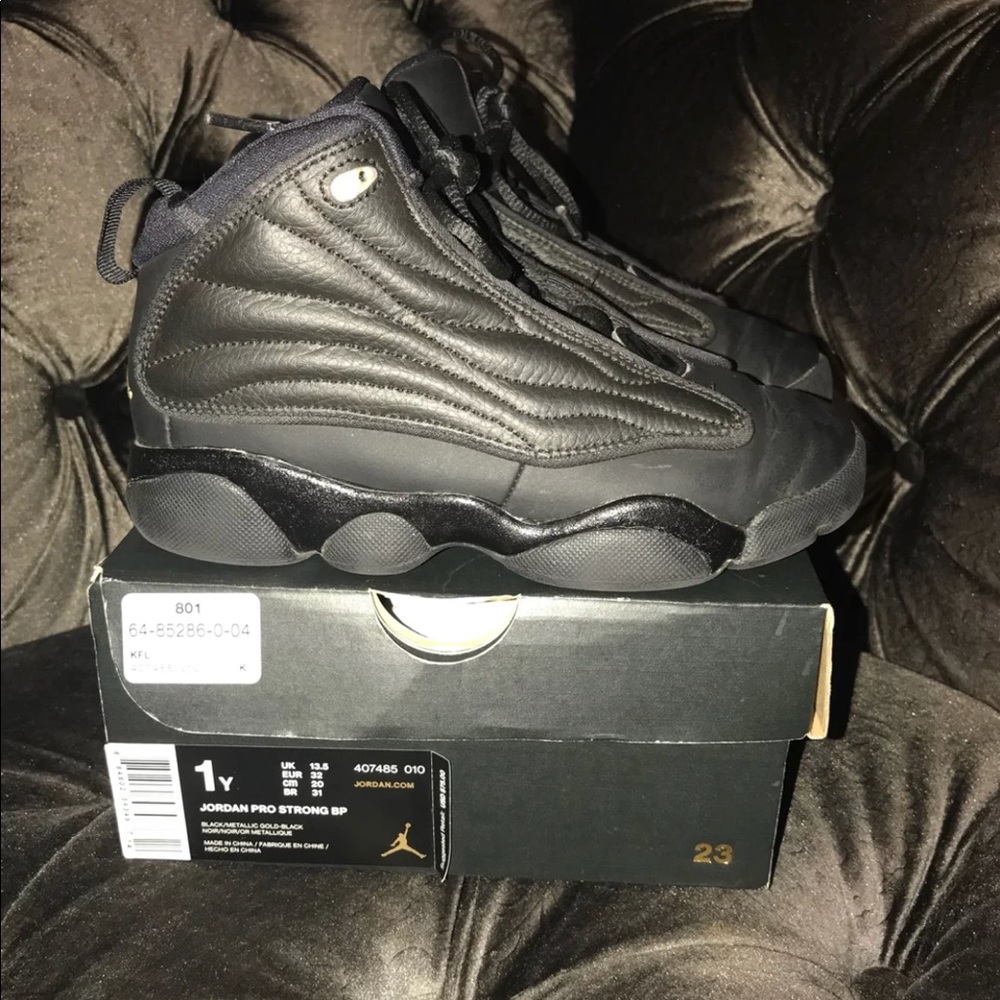 All Black Jordan Pro Strong 1Y